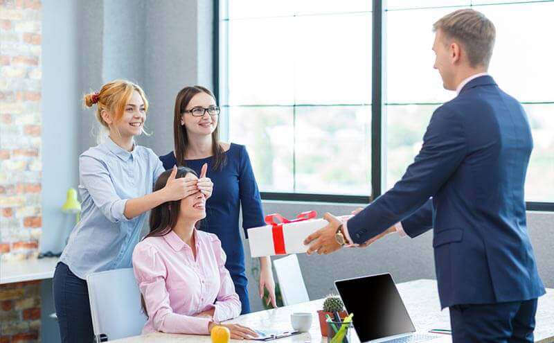 Cách nói chuyện khi tặng quà cho sếp