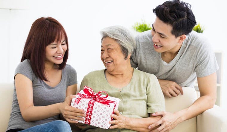 Cách nói khi biếu quà cho người lớn