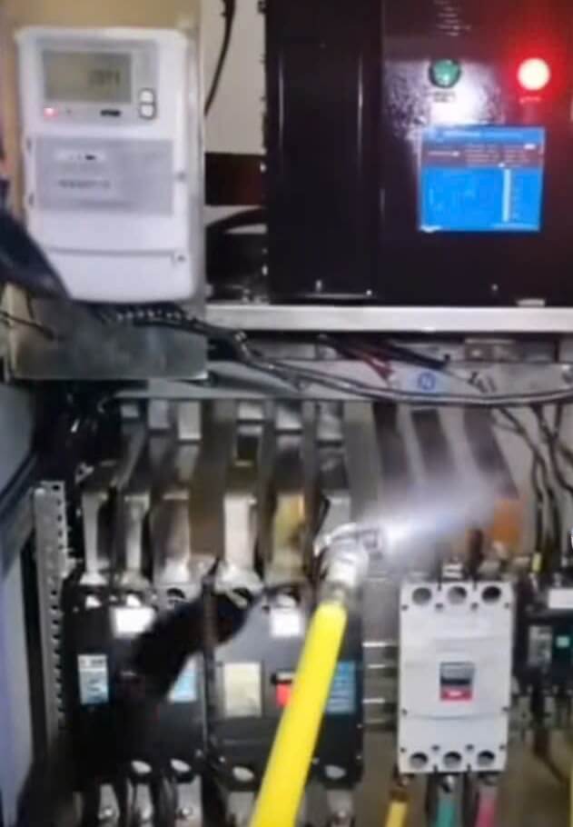 Vệ sinh tủ điện không gây chập mạch bằng Deionized Water